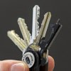 Klíčenka kožená organizér s karabinou multitool TRUE UTILITY® Keysshackle+Tool