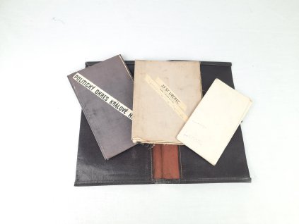 Staré skládací papírové mapy v pouzdře