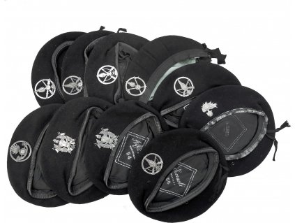 Baret s odznakom čierny Taliansko originál použitý (Veľkosť 53)