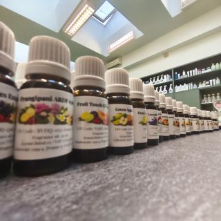 Připravujeme vzorky do nového Showroomu v Rumunsku. Kategorie: - vůně do svíček - vůně do mýdel - vůně do kosmetiky - vůně...