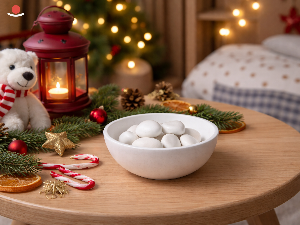 Bílý Miyabi s bílými aromakamínky ve vánočním prostředí