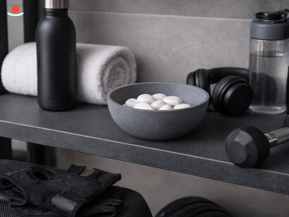 Tmavý Miyabi s bílými aromakamínky v posilovně