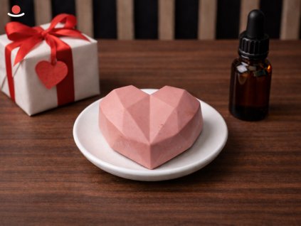 Bílý Maru s růžovým aromakamenem Kokoro