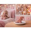Bílý Maru s růžovým aromakamenem Deino v pokoji s motivem perníkové chaloupky