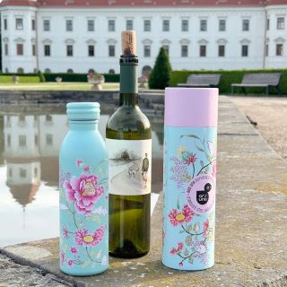 Zámecká pohoda, léto a dokonale vychlazený nápoj po ruce. 🌸☀️ Termoláhev ARS UNA Oriental Turquoise 600 ml není jen krásná...
