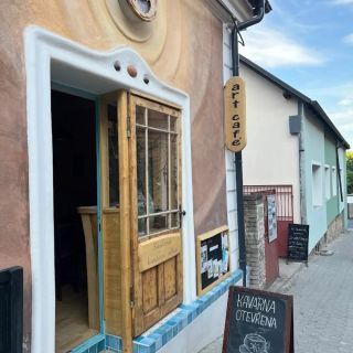 Dneškem počínaje vznikla velmi milá spolupráce s "artovou" kavárnou na Kladně 💙 V jejich útulné kavárně, jež je součástí...