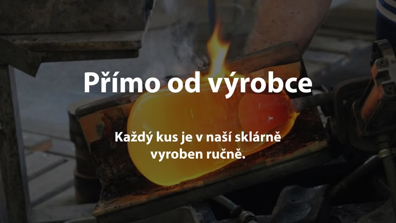 Sklář při ruční výrobě skleněného výrobku v rodinné sklárně.