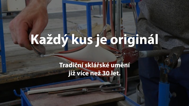 Tradiční sklářská práce – tvarování rozžhaveného skla.