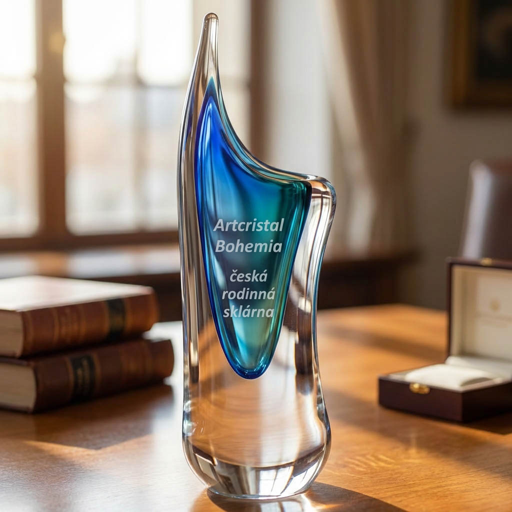 Skleněná plastika s gravírováním Artcristal Bohemia česká rodinná sklárna jako firemní ocenění