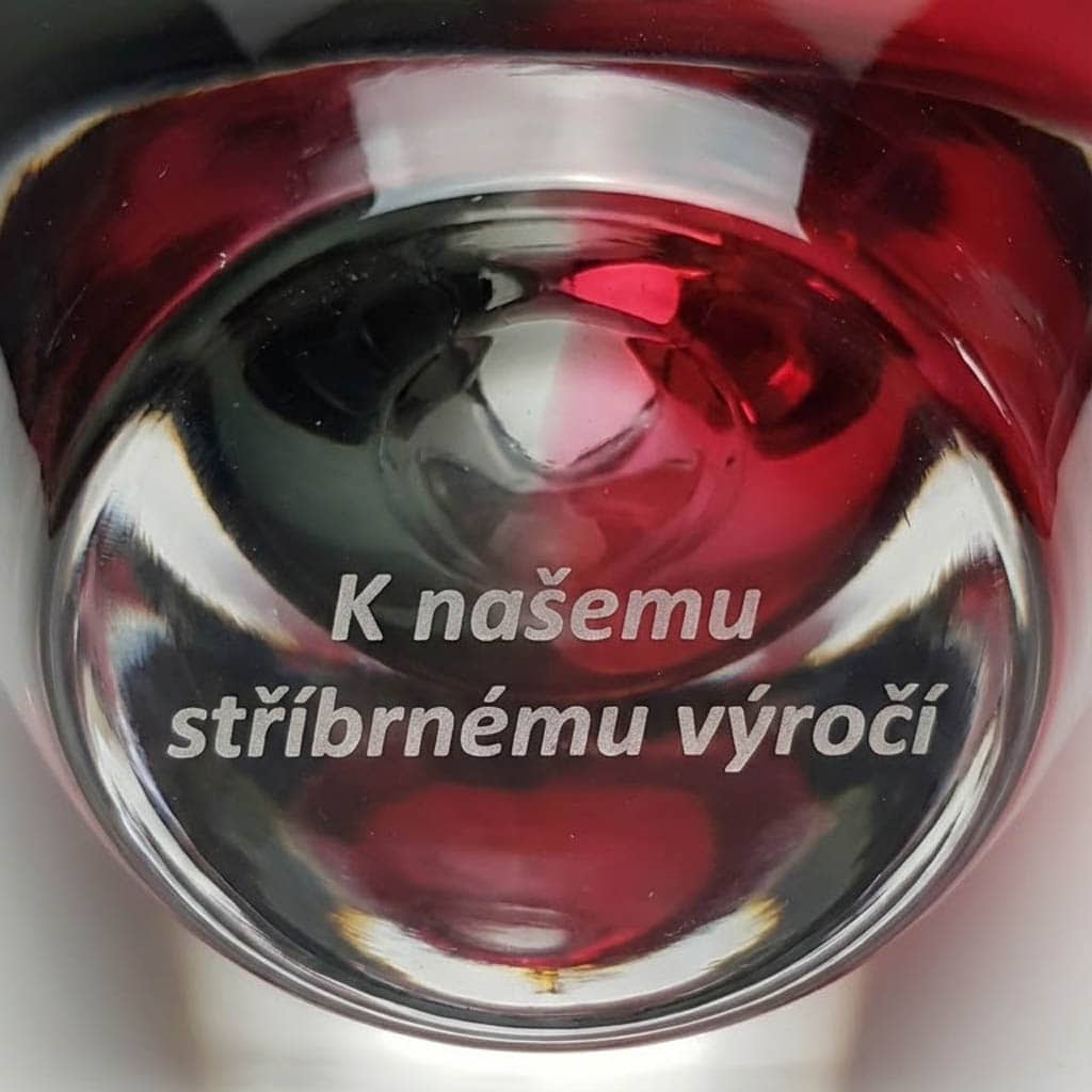 Detail gravírování na dně dárku ze skla s věnováním k výročí