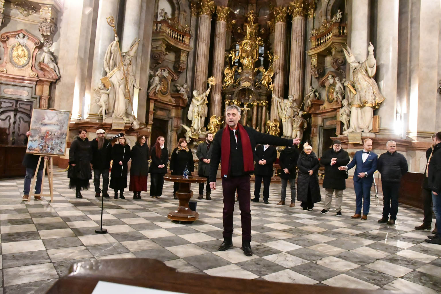 Kolegium Ceny Ď 2025 při finálové ceremonii v Chrámu svatého Mikuláše se skleněnými trofejemi Artcristal Bohemia.