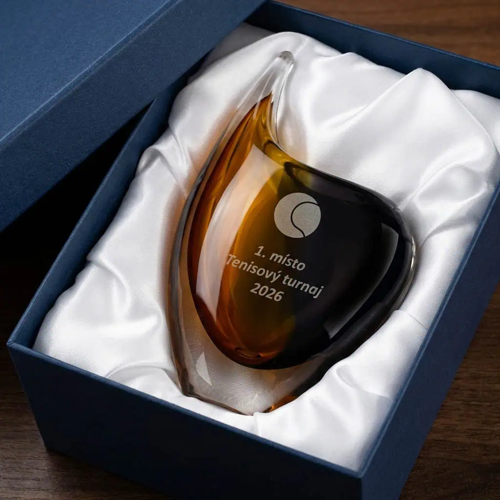 Skleněná trofej v luxusní dárkové krabičce se saténem připravená k předání vítězi