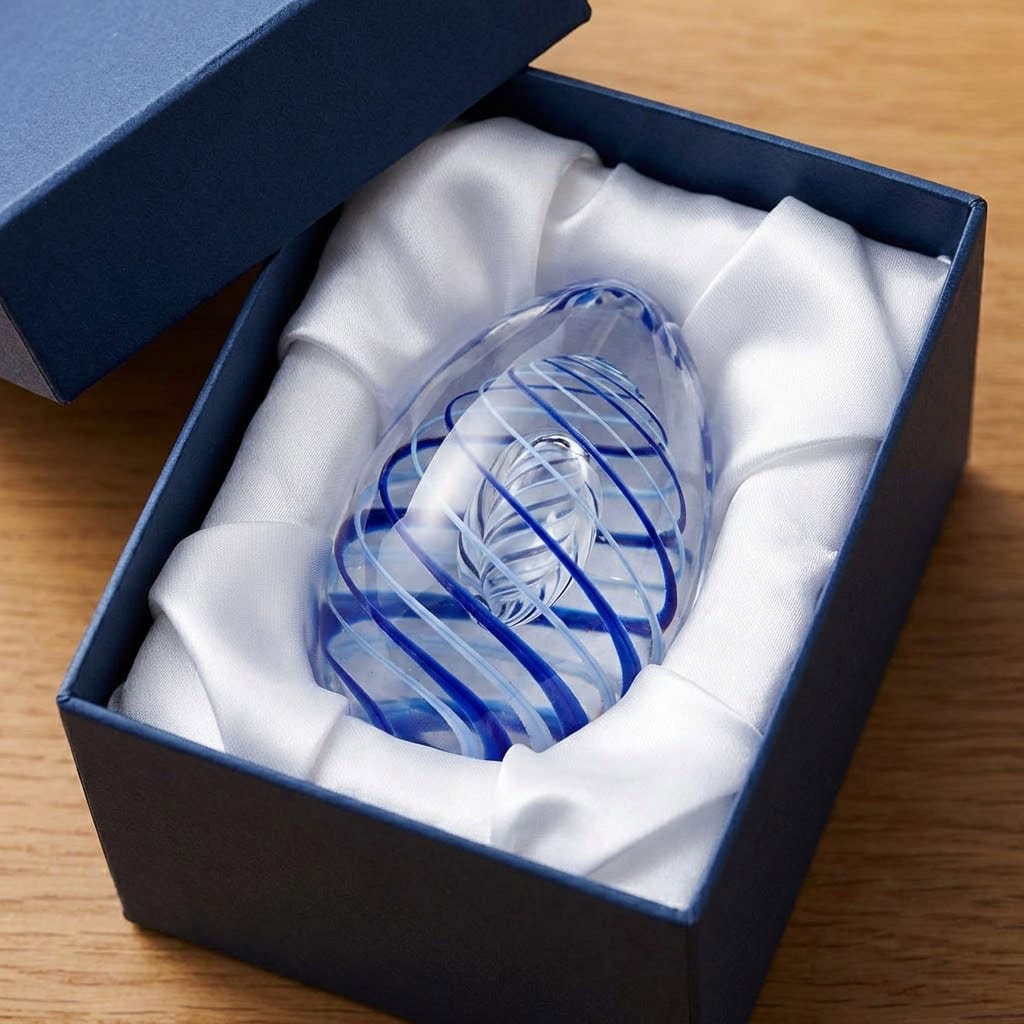 Průhledné skleněné těžítko ve tvaru vajíčka v dárkové krabičce