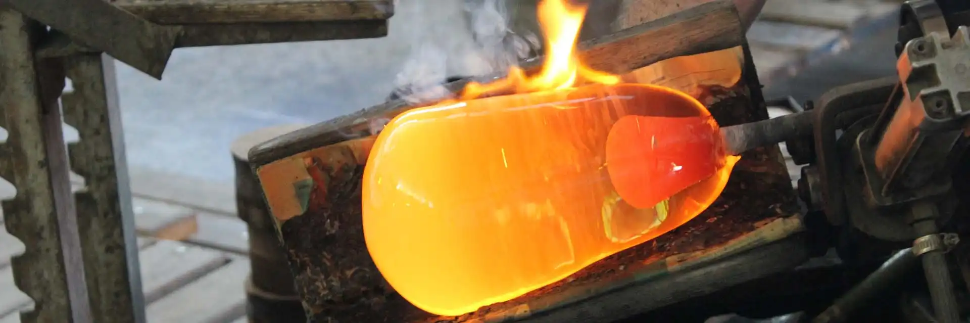 Hergestellt in Tschechien. Glaskunst Deko online Shop. Handgemachte böhmische Deko Glaskunst Vasen, Glasfiguren Tiere und Briefbeschwerer aus Glas.