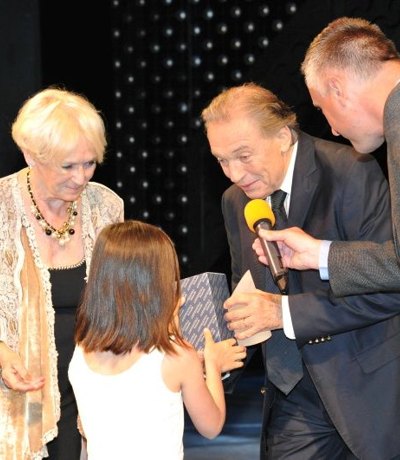 Kardinál Domink Duka oceněný námi vyrobenou tzv. Cenou Ď.