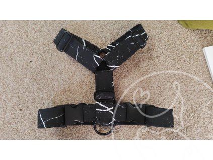 Postroj černý mramor