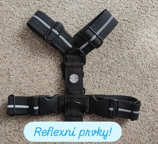 A tady máme variantu postroje "s prsním kroužkem" a s reflexními prvky - na našem nadšeném modelovi😂 Reflexní prvky můžete...