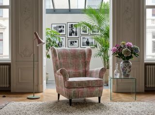 A classic armchair with a touch of modern art. 🛋️✨ We’ve paired the legendary comfort of the Strandmon armchair with our...