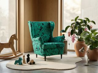 Where premium eco-materials meet bold signature art. 🧵🐸 The Strandmon armchair dressed in our premium GREEN cover is the...