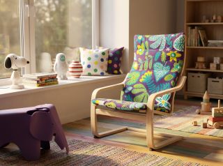 Fresh colors and original floral design for every corner of your home. 🎨💛 The Poäng armchair in the BLUM cover brightens...