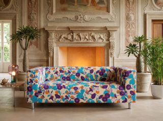 The ultimate combination of a classic floral motif and modern playfulness. The Klippan sofa in the MORNING GLORY cover...