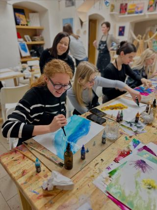 Většinou tu vidíte už hotová díla. Míchání odstínů, stavění kompozice a samotné tvoření je ale jeden velký proces. ⏳ ⠀ A...