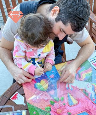 Des moments ensemble qui brillent. 💛 Père et fille, des moments de calme et de création. Le diamond painting rassemble et...