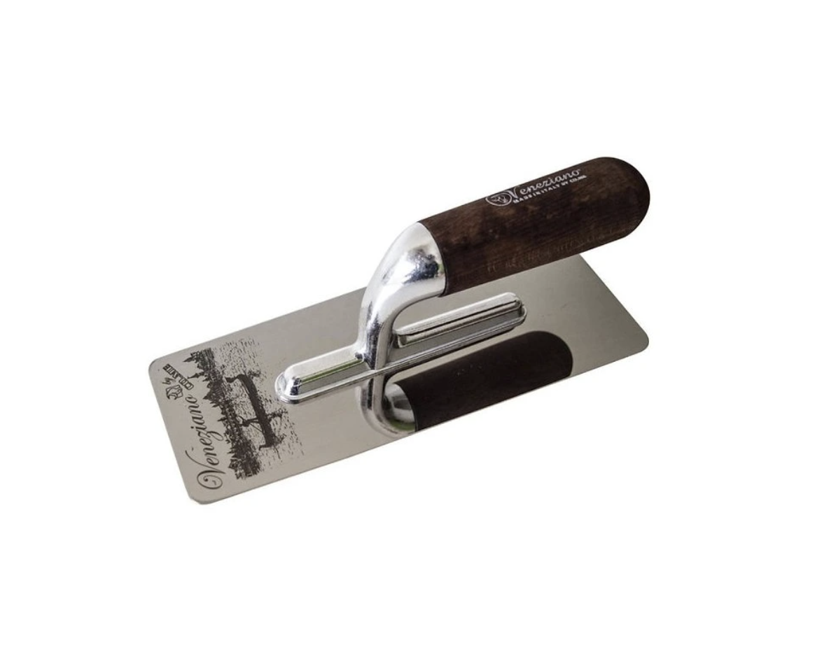 Jaký je rozdíl mezi benátským a nerezovým hladítkem