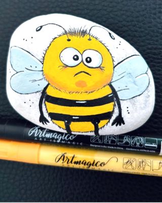 Bzzz... 🐝 Slyšíš to jarní bzučení? 🌸 Naše úžasná ambasadorka n_stoneart_n vdechla život obyčejnému kamínku a vytvořila...