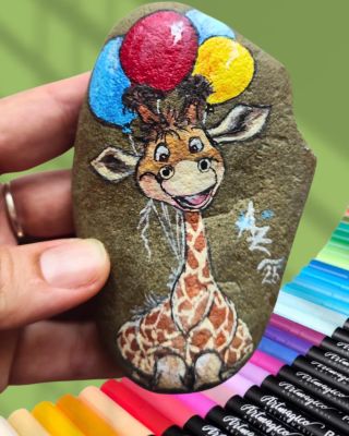 Narozeninová nálada na jediném oblázku! 🦒🎈 Sleduj tuhle veselou žirafku s barevnými balónky od naší ambasadorky....