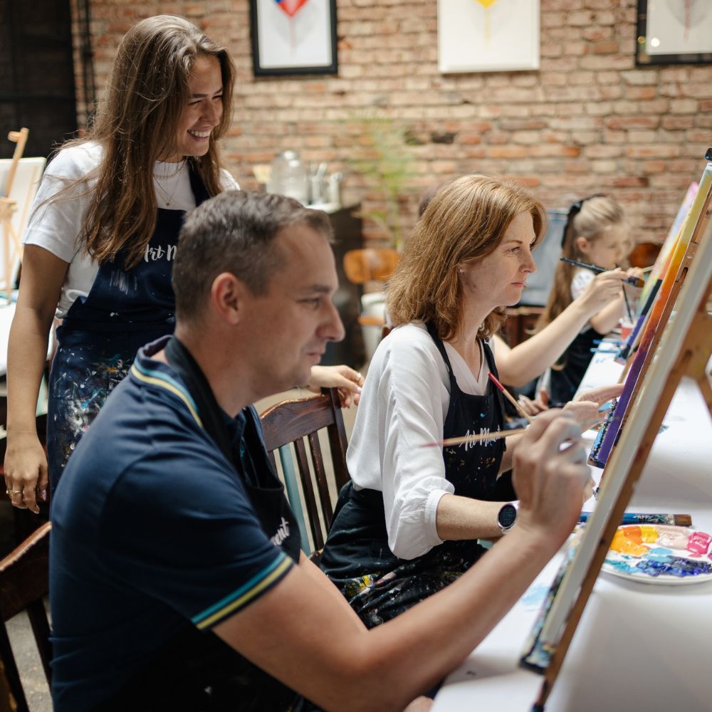 Účastníci kurzu malování ArtMoment tvoří umělecké dílo