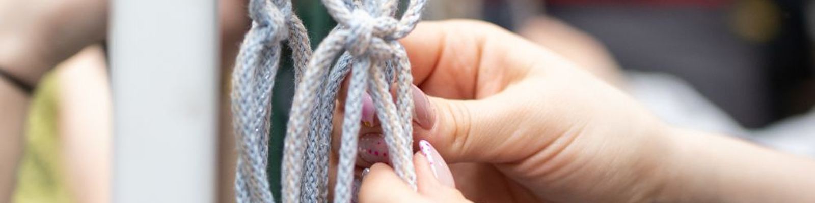 kurz macramé – závěs na květiny z uvázaných uzlíků