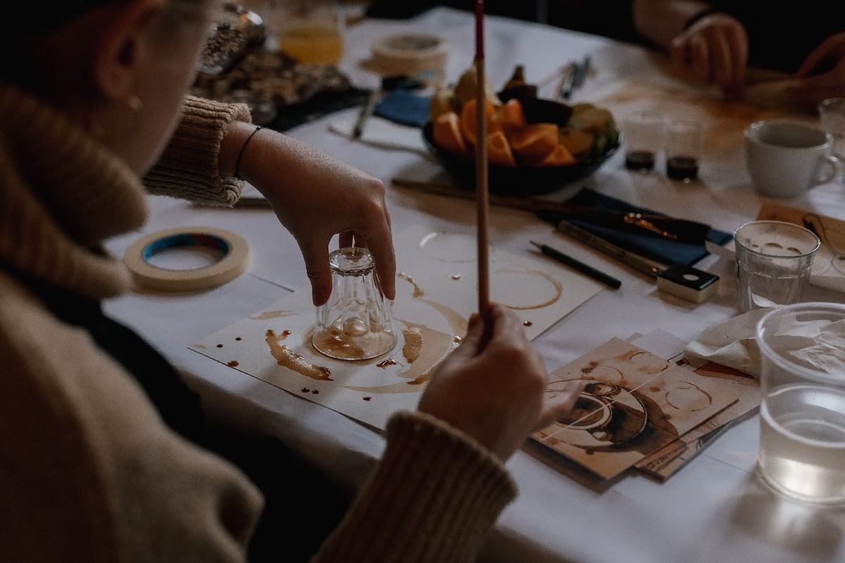účastníci workshopu ArtCoffee s obrazy