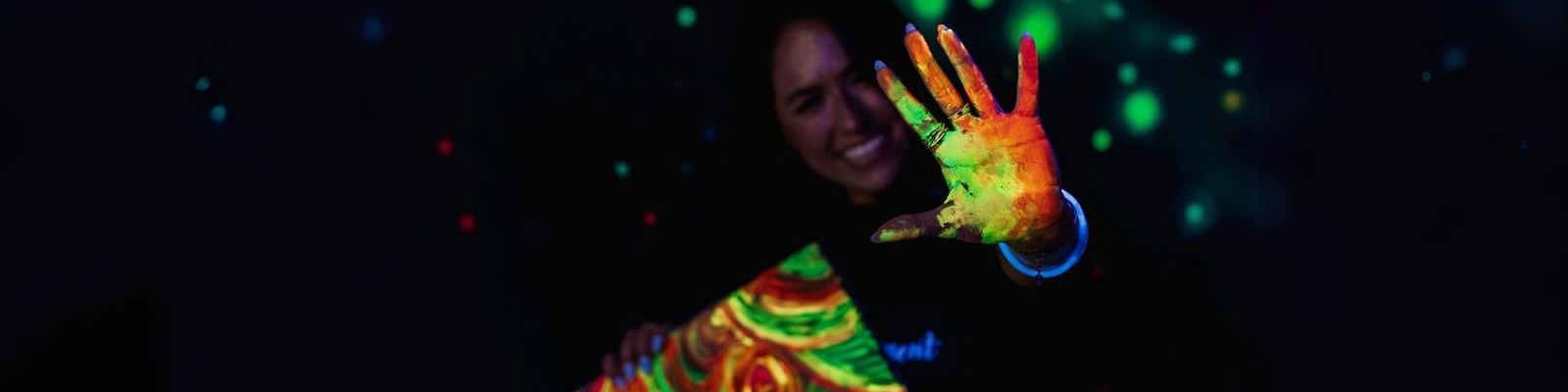 malování ve tmě – neonové malování pod UV světlem