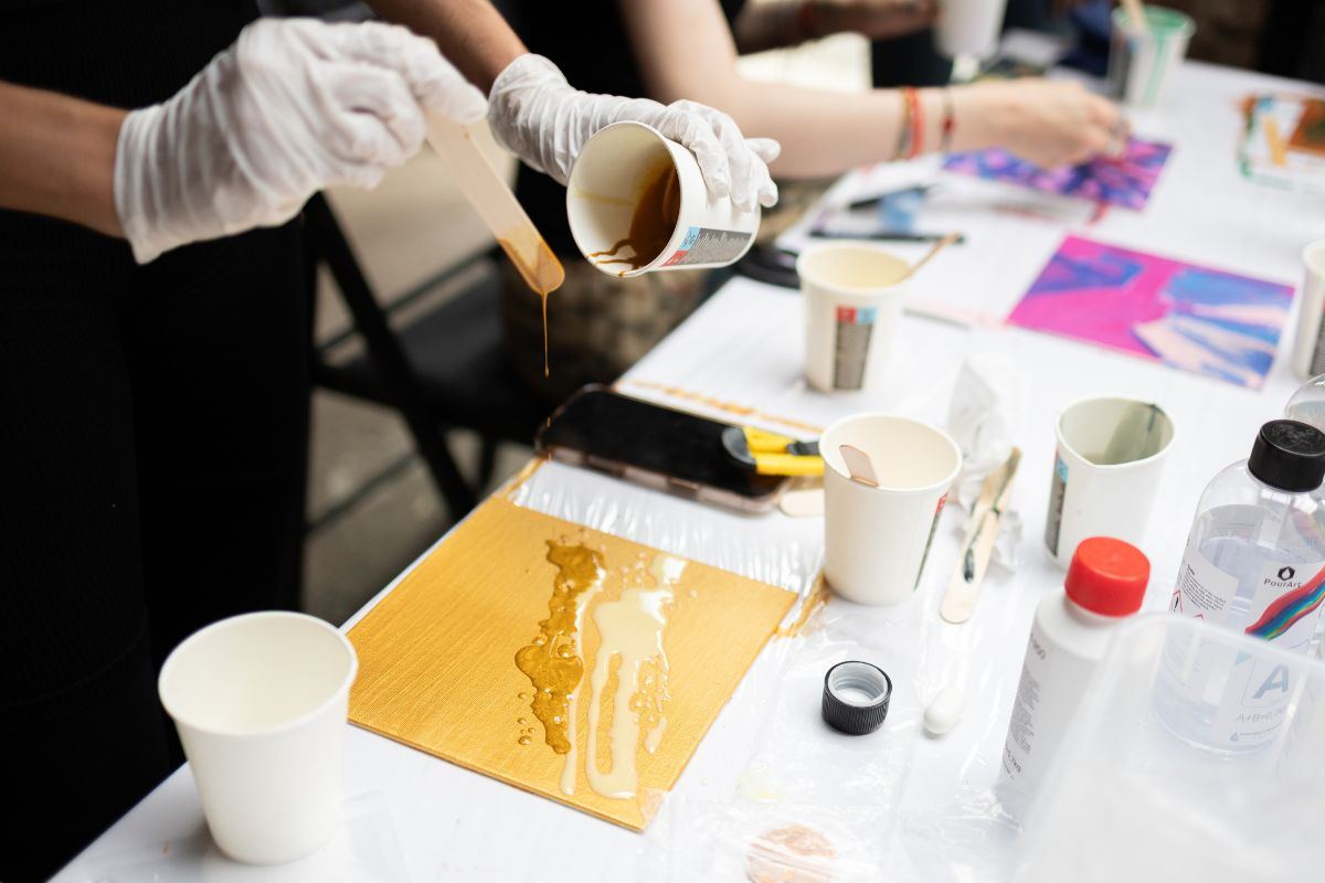 účastníci workshopu artresin při tvorbě