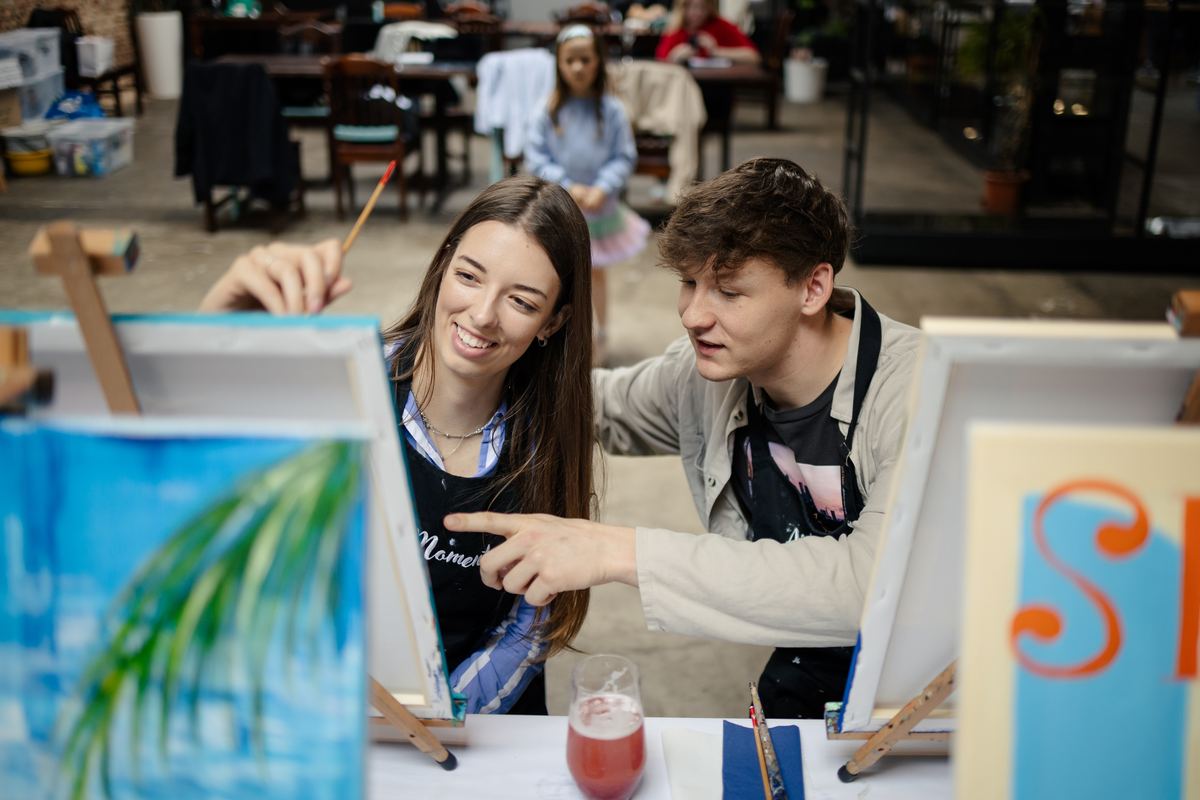 spokojené ženy na kreativním zážitku v brně