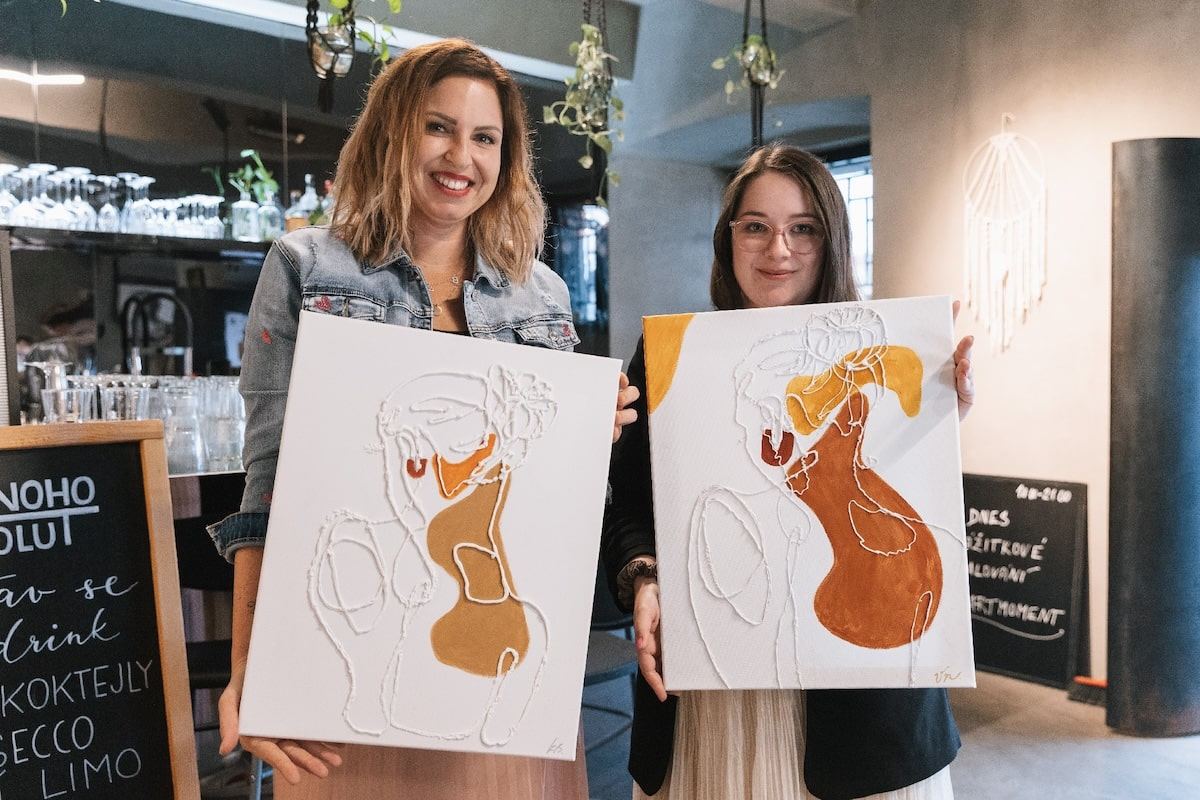 účastníci workshopu ArtTexture s hotovými obrazy