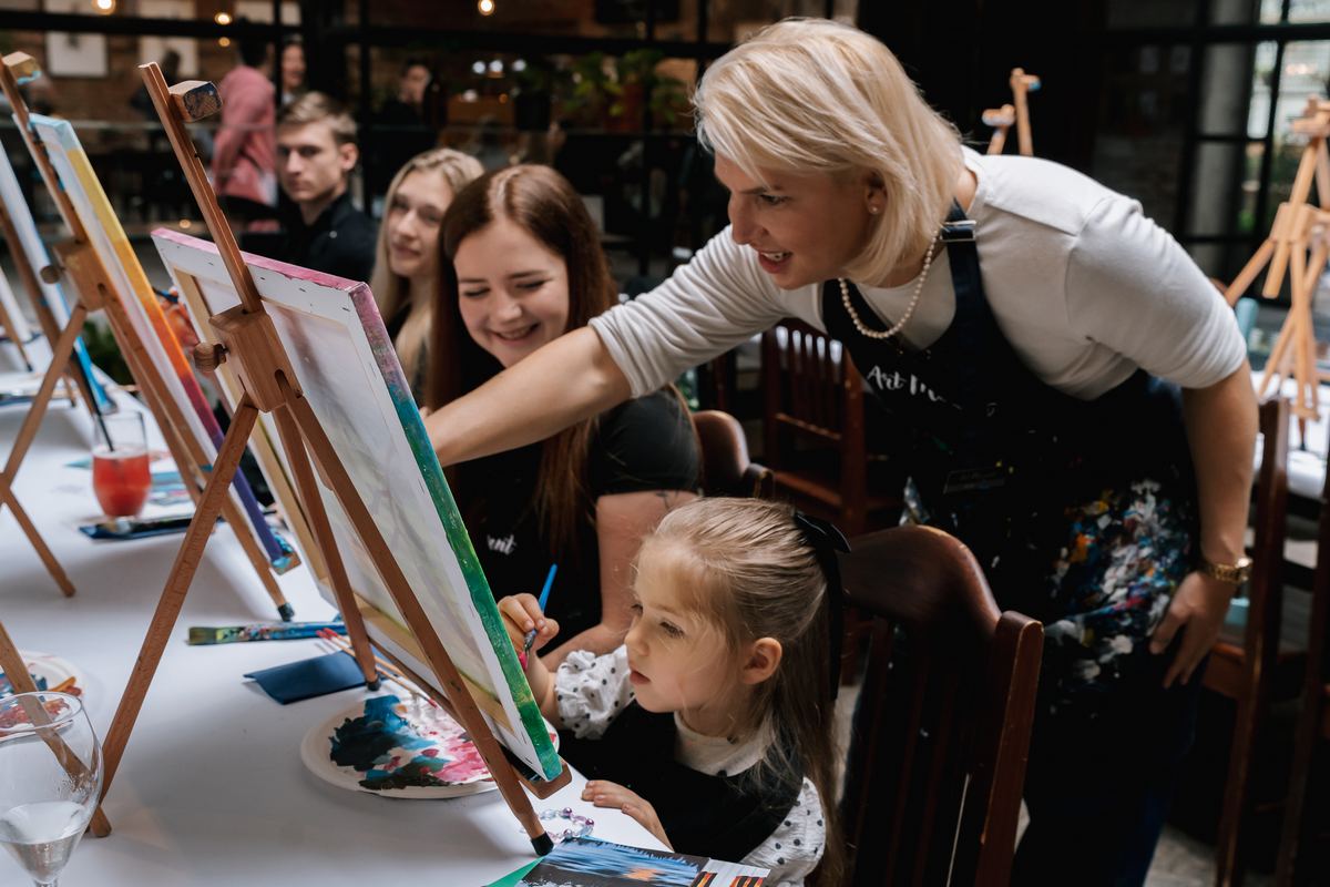 couples painting in Prague