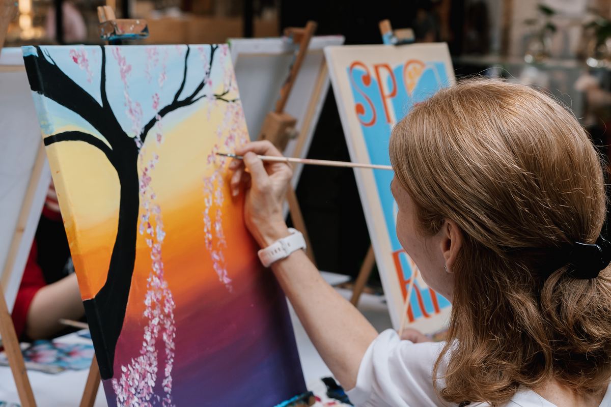 spokojená žena na kreativním zážitku