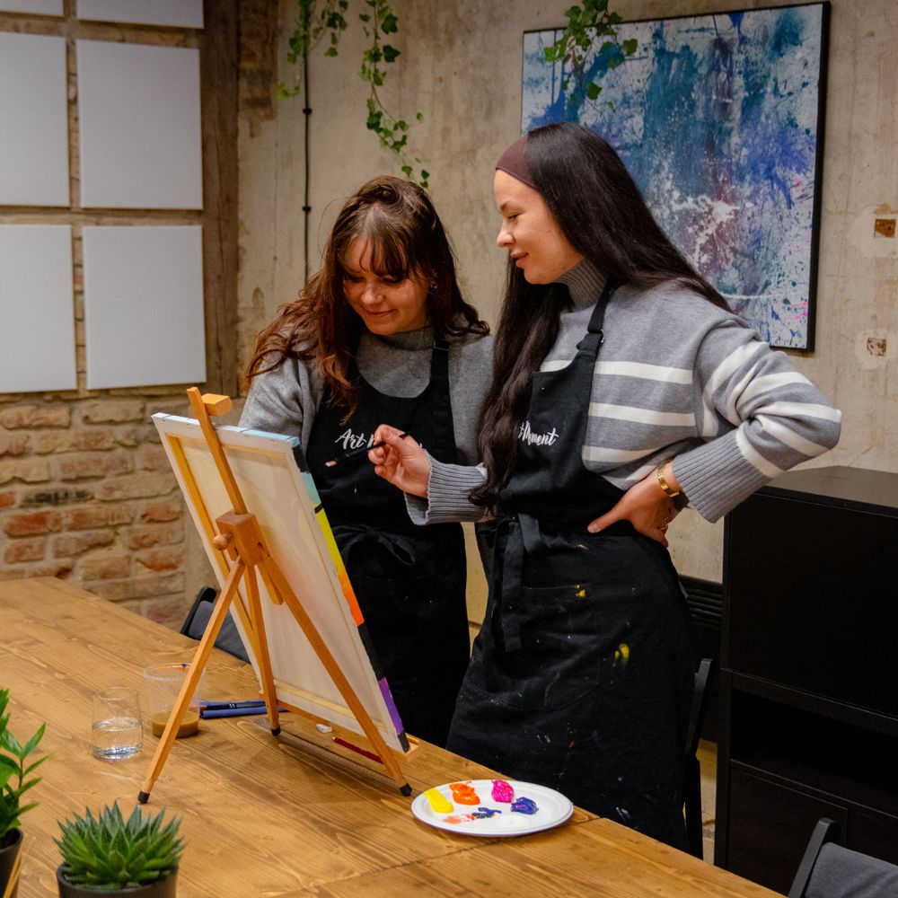 Interiér ArtHub Praha – barový koutek a kreativní prostor