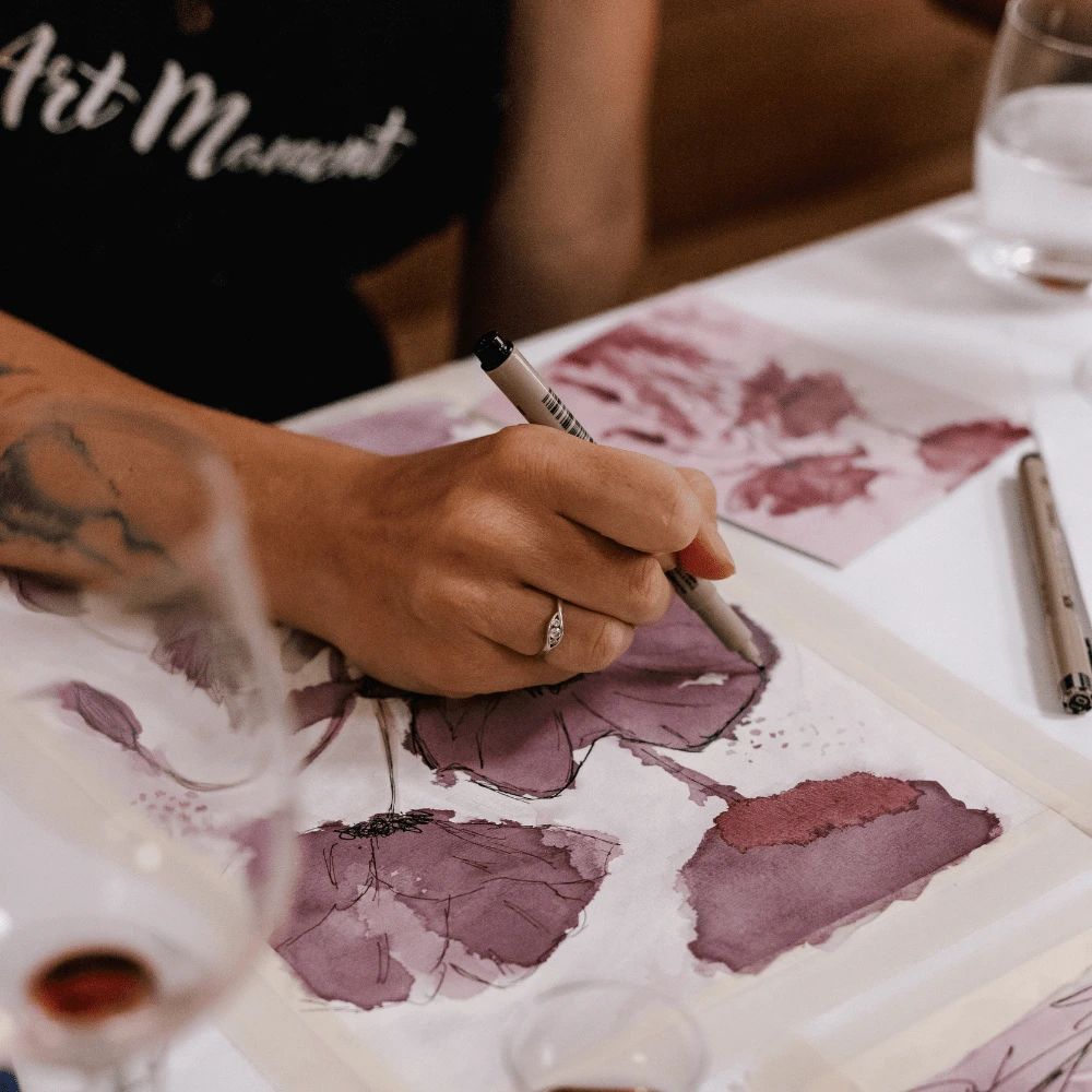 Degustace vína se someliérem a jedinečná technika malování vínem.