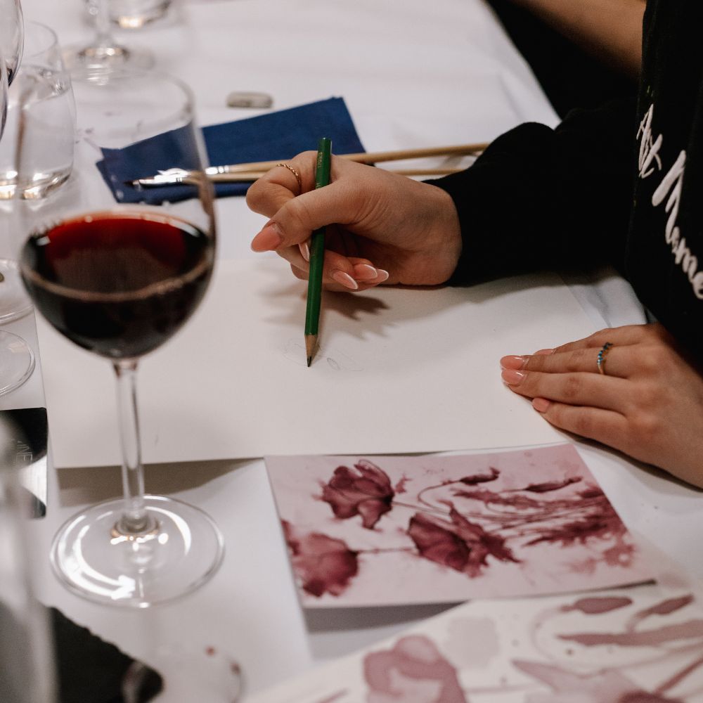Degustace vína se someliérem a jedinečná technika malování vínem.