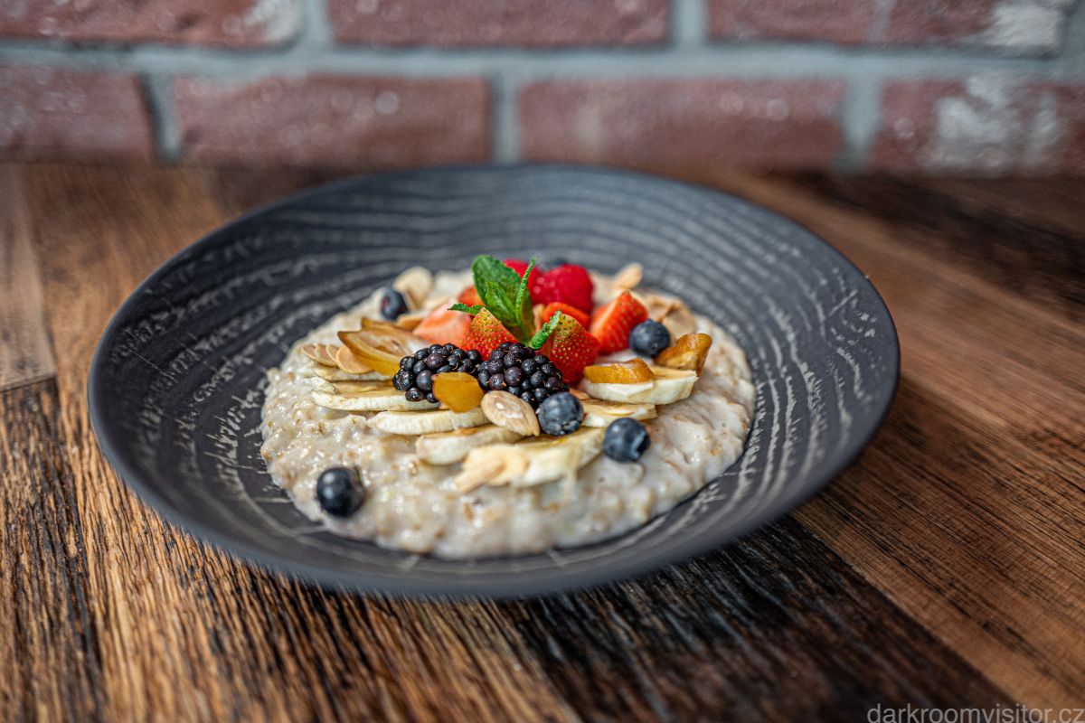 Spojka Karlín – koutek s květinami