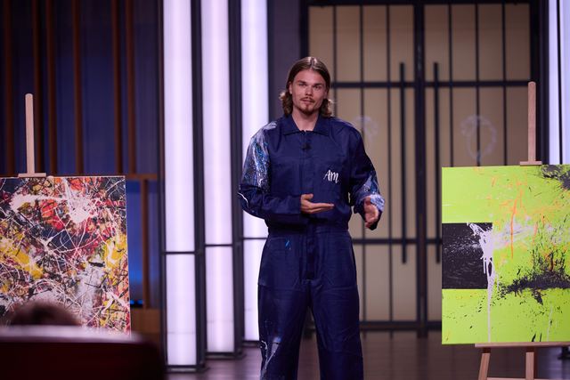 Egor vypráví a gestikuluje rukama, vedle něj obraz na stojanu