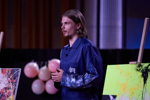 Egor při vyprávění, v popředí plátno a balónky