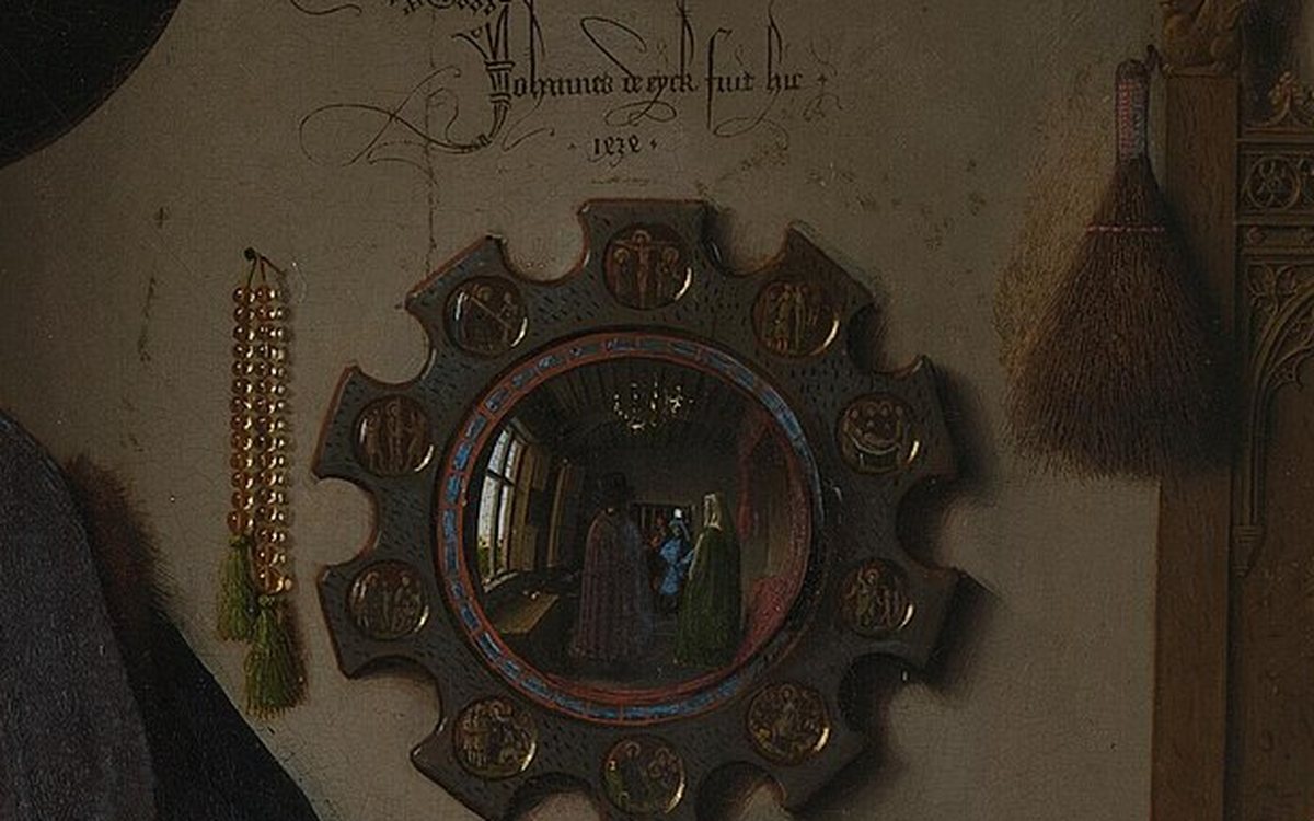 Detail Portrétu manželů Arnolfiniových: vypouklé zrcadlo v rámu s medailony, nad ním latinský nápis s rokem 1434