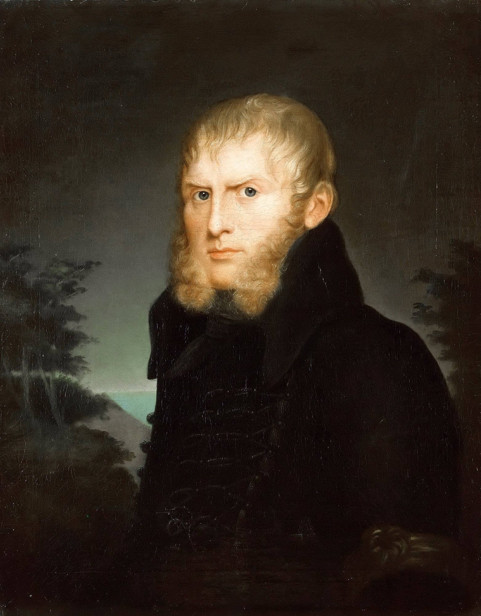 Portrét Caspara Davida Friedricha od Caroline Barduové, 1810 – malíř se světlými vlasy a licousy v tmavém kabátě před večerní krajinou