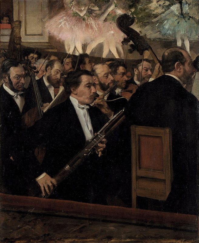 Orchestr opery od Edgara Degase, kolem 1870 – hudebníci v orchestřišti, nad nimi jen nohy a sukně baletek na jevišti