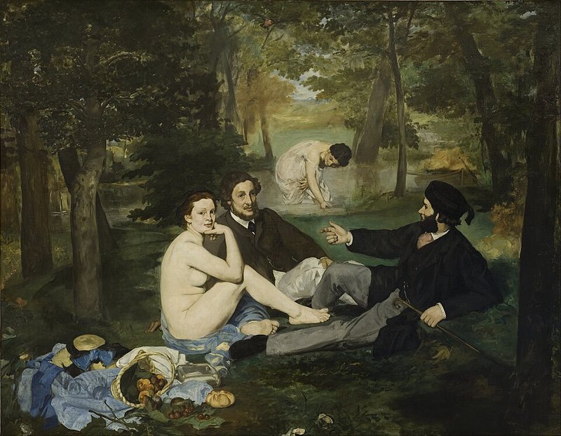 Snídaně v trávě od Édouarda Maneta, 1863 – nahá žena sedí v lese na pikniku se dvěma oblečenými muži, v pozadí se koupe další žena