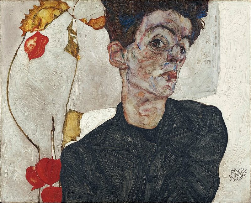 Autoportrét s mochyní od Egona Schieleho, 1912 – malíř s rozcuchanými vlasy v černém saku, vedle větvička s oranžovými plody